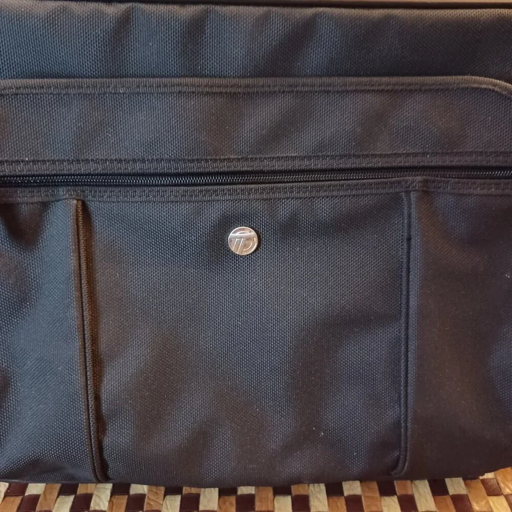 Targus Light Weight Laptop Computer Messenger Bag Black Nylon Canvas TVR300